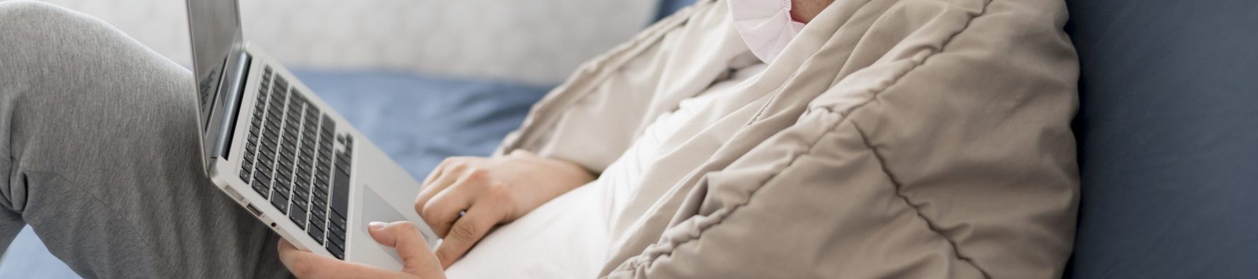 pessoa-doente-envolvida-em-um-cobertor-trabalhando